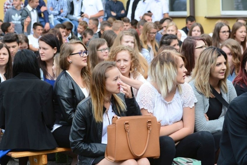 Kilkuset uczniów szkół ponadgimnazjalnych prowadzonych przez...