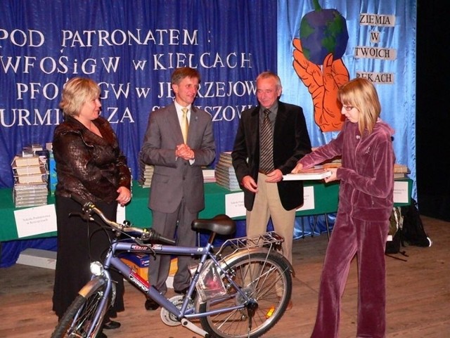 Monika Płazińska ze Szkoły Podstawowej numer 1 w Sędziszowie, jedna z najlepszych zbieraczek odbiera nagrodę &#8211; rower.