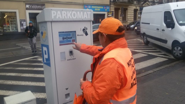 Parkomaty w Katowicach. W tych już znajdujących się w Strefie Płatnego Parkowania płacić można wyłącznie monetami oraz kartami ŚKUP.