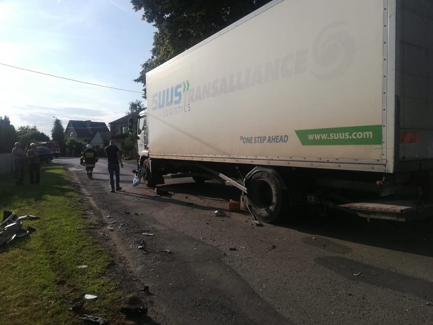 Wypadek w gminie Sienno pod Lipskiem. Samochód ciężarowy zderzył się z autem osobowym