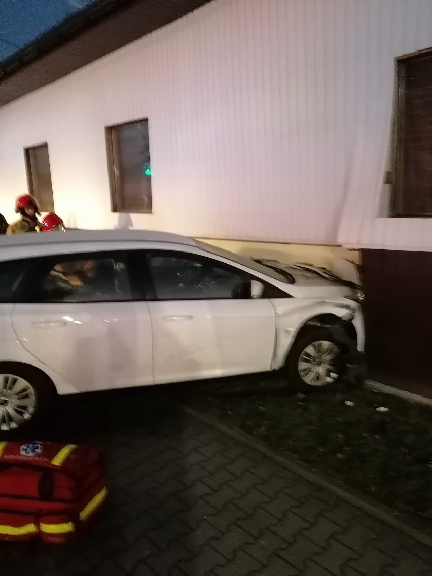 Łódzkie: Samochód uderzył w sklep budowlany. Sprawca uciekł! ZDJĘCIA
