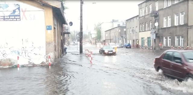 Gwałtowna burza i ulewa w Częstochowie. Wystarczyło kilka minut i ulice w Częstochowie zamieniły się w rwące potoki. Zalane zostały piwnice w domach kilku dzielnic. Nie kursowały tramwaje.