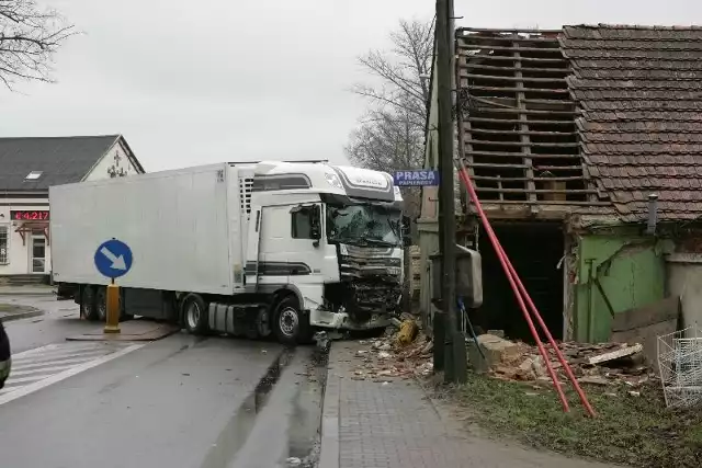 Do wypadku doszło w Boczowie. Ciężarówka wjechała tu w dom, w którym mieszkała samotnie starsza kobieta.