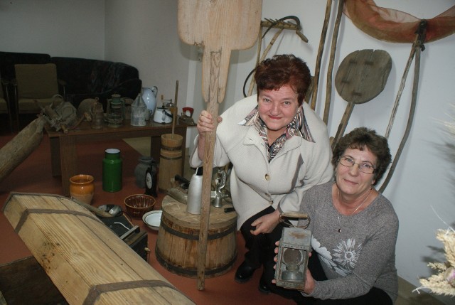 Barbara Sołtyka i Maria Krzeszowska wśród eksponatów powstającego muzeum regionalnego w Brzozowej w gminie Tarłów. 