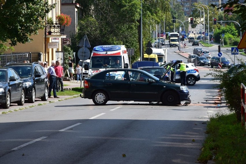 Kolizja na ulicy Polnej w Ostrowcu. Zderzyły się dwa samochody [ZDJĘCIA]