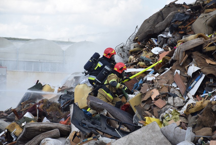 Duży pożar na wysypisku śmieci w Kędzierzynie-Koźlu. Płoną gabaryty. To kolejne takie zdarzenie w tym miejscu