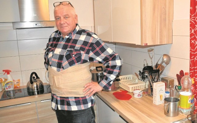 Ojciec samotnie wychowujący dzieciGrzegorz Kolke cieszy się z nowego domu, między innymi kuchni z prawdziwego zdarzenia. 50-letni, schorowany mężczyzna mieszka w Szydłowcu, pochodzi natomiast z gminy Stąporków. Samotnie wychowuje piątkę dzieci.