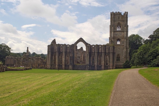 Ekipa serialu była widziana też w ruinach Fountain Abbey w Północnym Yorkshire