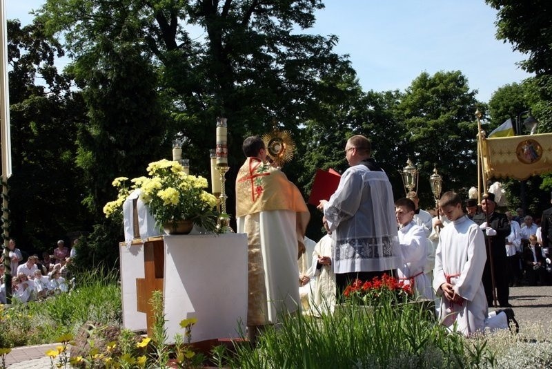 Boże Ciało 2014 w Zabrzu: procesja z kościoła św.Anny w...