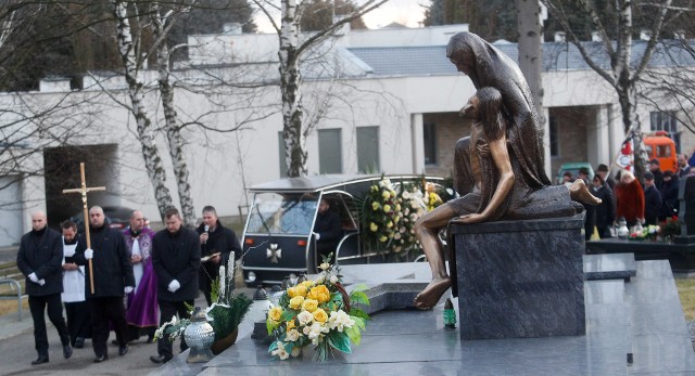 W środę, o godz. 14.30, na cmentarzu Wilkowyja w Rzeszowie pożegnano byłego wiceprezydenta Rzeszowa Franciszka Kosiorowskiego. Przez większość swojej kariery zawodowej związany on był z Miejskim Przedsiębiorstwem Dróg i Mostów, do którego przeszedł już w latach 90. W 2003 r. prezydent Tadeusz Ferenc mianował Franciszka Kosiorowskiego swoim zastępcą, odpowiedzialnym m.in. za budowę dróg i mostów. Wiceprezydentem był do 2005 r. W ostatnich latach w MPDiM był wiceprezesem, a spółką kierował jego syn.