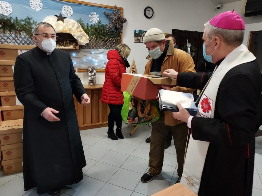 Od lewej . Żywność wydawali ksiądz Bogusław Pitucha i biskup...