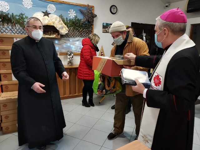 Od lewej . Żywność wydawali ksiądz Bogusław Pitucha i biskup sandomierski Krzysztof Nitkiewicz.