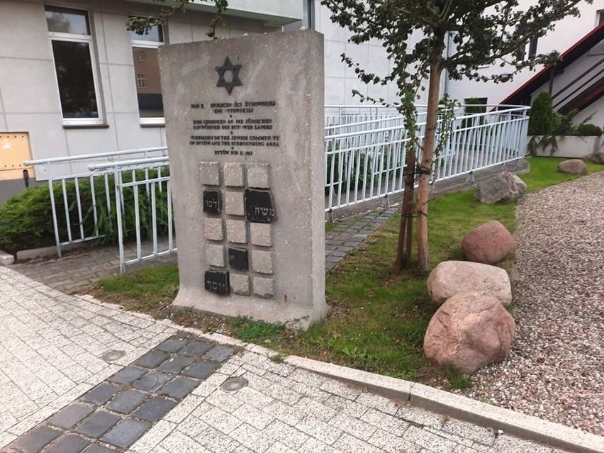 Pomnik poświęcony bytowskim Żydom. Literki odpadają, czy...