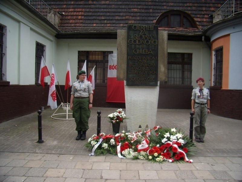 Uroczystości obchodów rocznicy Czerwca '56 pod tablicą ZNTK...