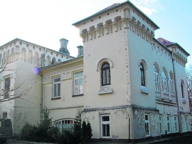 W zabytkowym Pałacu Dolańskich w Grębowie, który powiat odnawia w miarę możliwości finansowych, działa internat. 