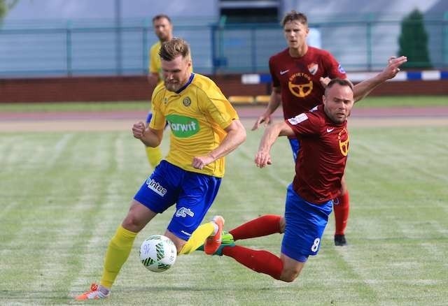 Piłkarze Elany (na zdjęciu w żółtej koszulce Łukasz Uszalewski) wrescie zagrają na własnym stadionie