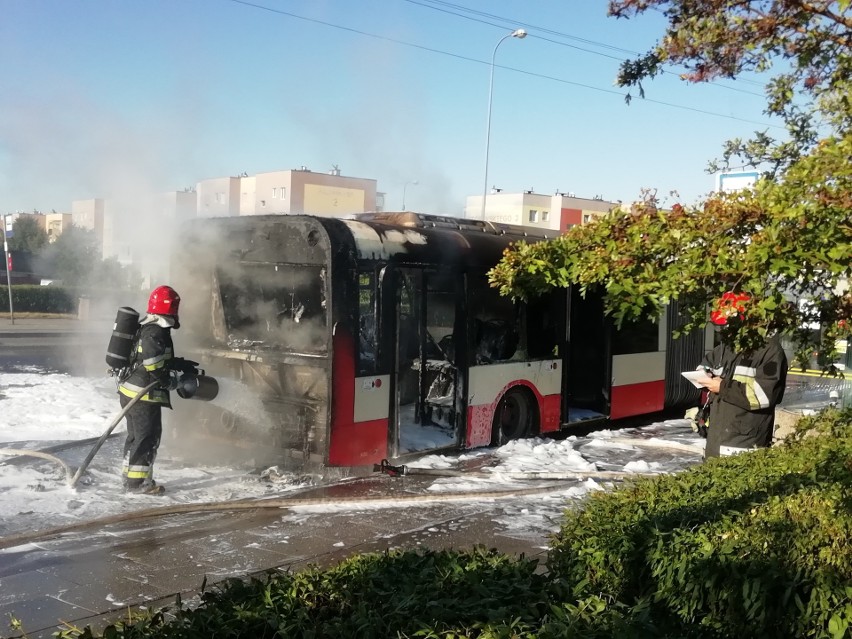 Pożar autobusu na przystanku Cienista. Gdańsk, Chełm: przed 7 rano zapalił się autobus miejski na przystanku [ZDJĘCIA]