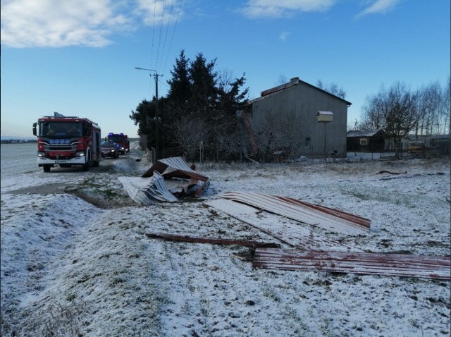 Po poniedziałkowej śnieżycy w regionie: połamane drzewa, zerwane dachy. Jędrzejowscy strażacy interweniowali 15 razy.