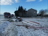 Po poniedziałkowej śnieżycy w regionie: połamane drzewa, zerwane dachy. Jędrzejowscy strażacy interweniowali 15 razy