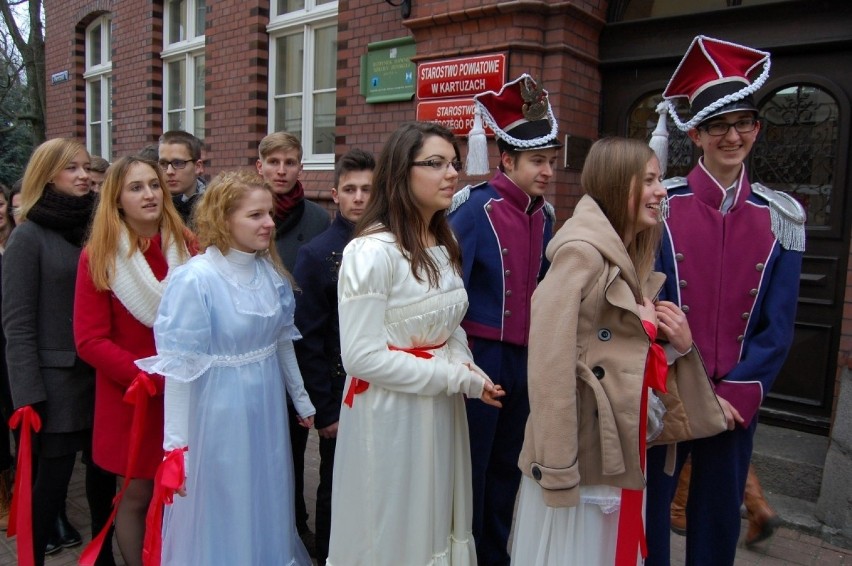 160 par maturzystów tańczyło poloneza na rynku w Kartuzach [ZDJĘCIA, WIDEO]