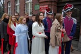 160 par maturzystów tańczyło poloneza na rynku w Kartuzach [ZDJĘCIA, WIDEO]