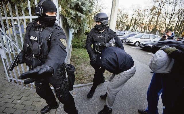 Zatrzymani w Inowrocławiu w asyście antyterrorystów zostali przewiezieni do Komendy Miejskiej Policji przy ulicy Grudziądzkiej w Toruniu