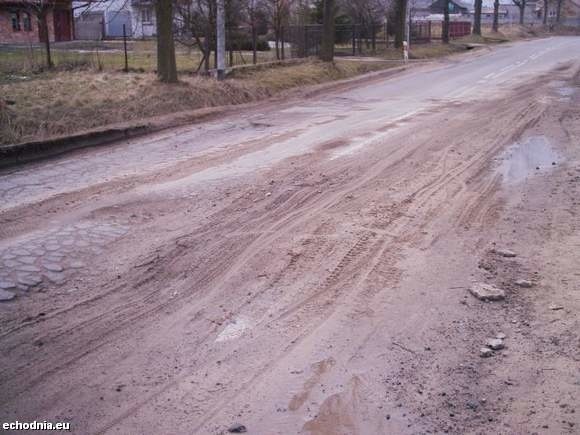 Droga w Dąbrowie Górnej (na odcinku Bodzentyn - Nowa Słupia). Droga jest w stanie skandalicznym.