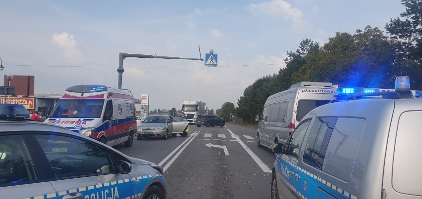 Wypadek na krajowej trasie numer 74 w Baćkowicach. Kierująca osobówką potrąciła pieszą na pasach. Kobieta w ciężkim stanie