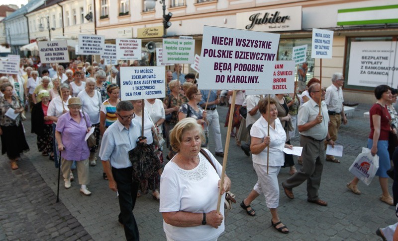 W Rzeszowie pikietowano przeciwko demoralizacji.