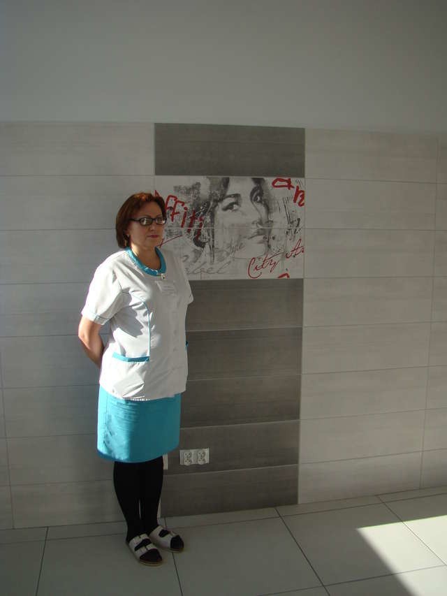 Położna Hanna Kowalska prezentuje odnowione wnętrze gabinetu zabiegowego w poradni „K”, przy którym znajduje się teraz również łazienka