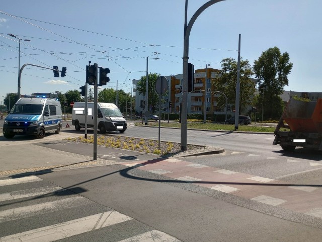 Służby otrzymały wezwanie po godzinie 14.15, dotyczyło ono zderzenia trzech samochodów na skrzyżowaniu ulic Szosa Chełmińska i Długa w Toruniu.