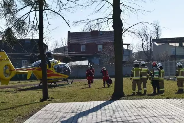 Lądowanie LPR w Śremie. Śmigłowiec lądował przy Zespole Szkół Politechnicznych w związku z zasłabnięciem jednej z uczennic.