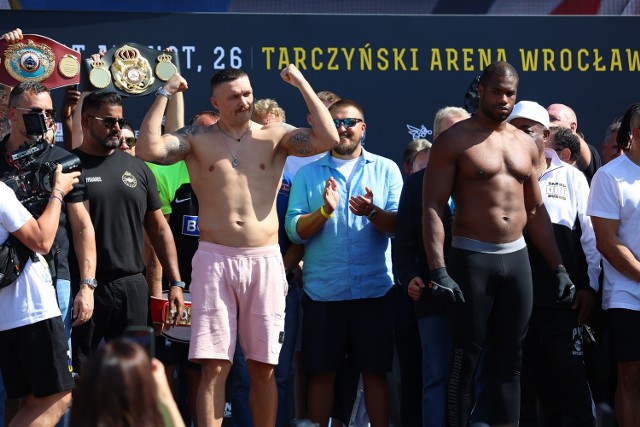 Oleksandr Usyk (z lewej) wniósł na wagę 102 kg. Jego rywal Daniel Dubois 105,8 kg