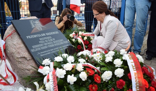 Wojewoda świętokrzyski Agata Wojtyszek składa kwiaty pod tablicą pamiątkową poświęconą byłemu premierowi.