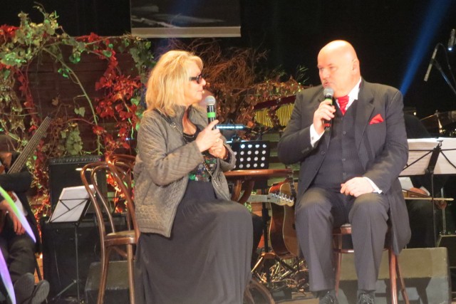 Mirosław Satora z Katarzyną Gaertner podczas galowego koncertu międzynarodowego festiwalu piosenek Anny German w Ciechocinku