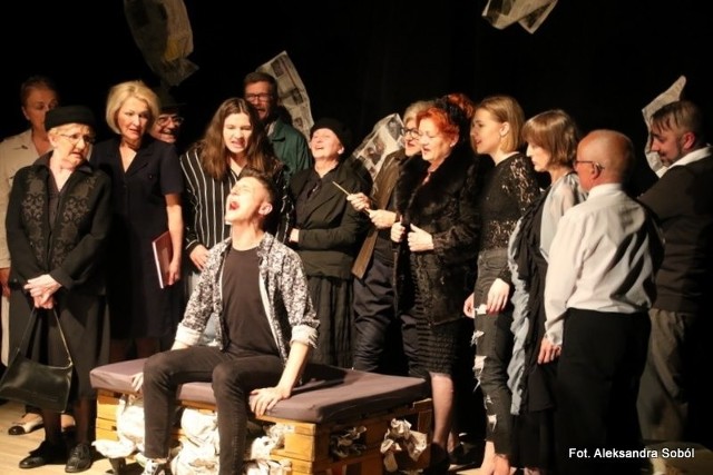 Spektakl "Kartoteka" Amatorskiego Teatru Dramatycznego w reżyserii Marii Bembenek miał premierę 3 czerwca 2019 roku w Miejskim Domu Kultury w Stalowej Woli.