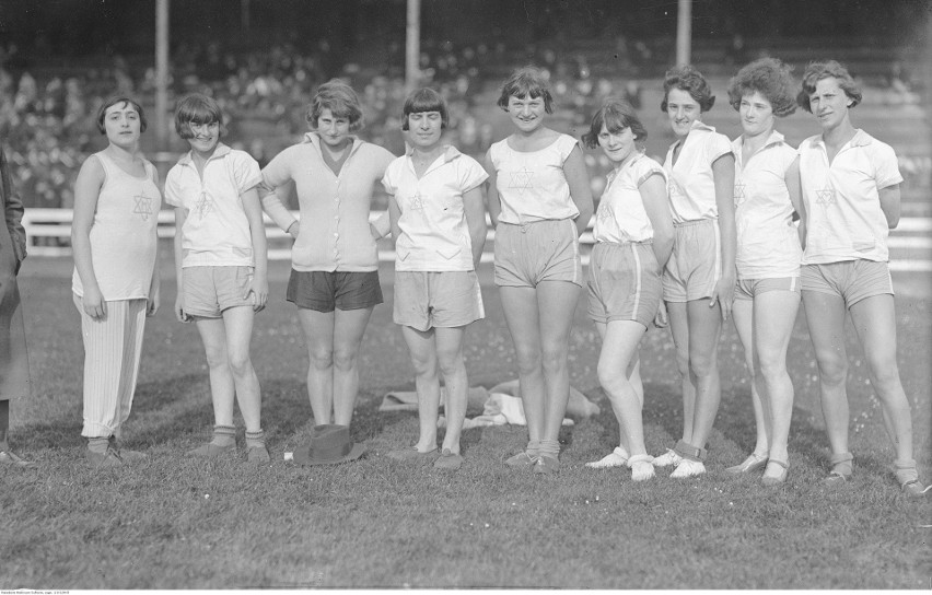 Październik 1927 - drużyna lekkoatletek z Żydowskiego Klubu...