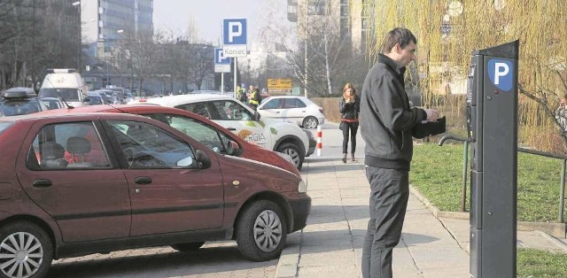 Teraz strefa obowiązuje od godz. 10, ale może trzeba ją wprowadzić już od godz. 8