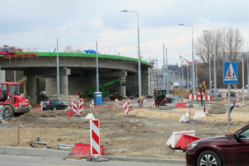 Naprawa będzie polegała na usunięciu istniejącej i budowie...