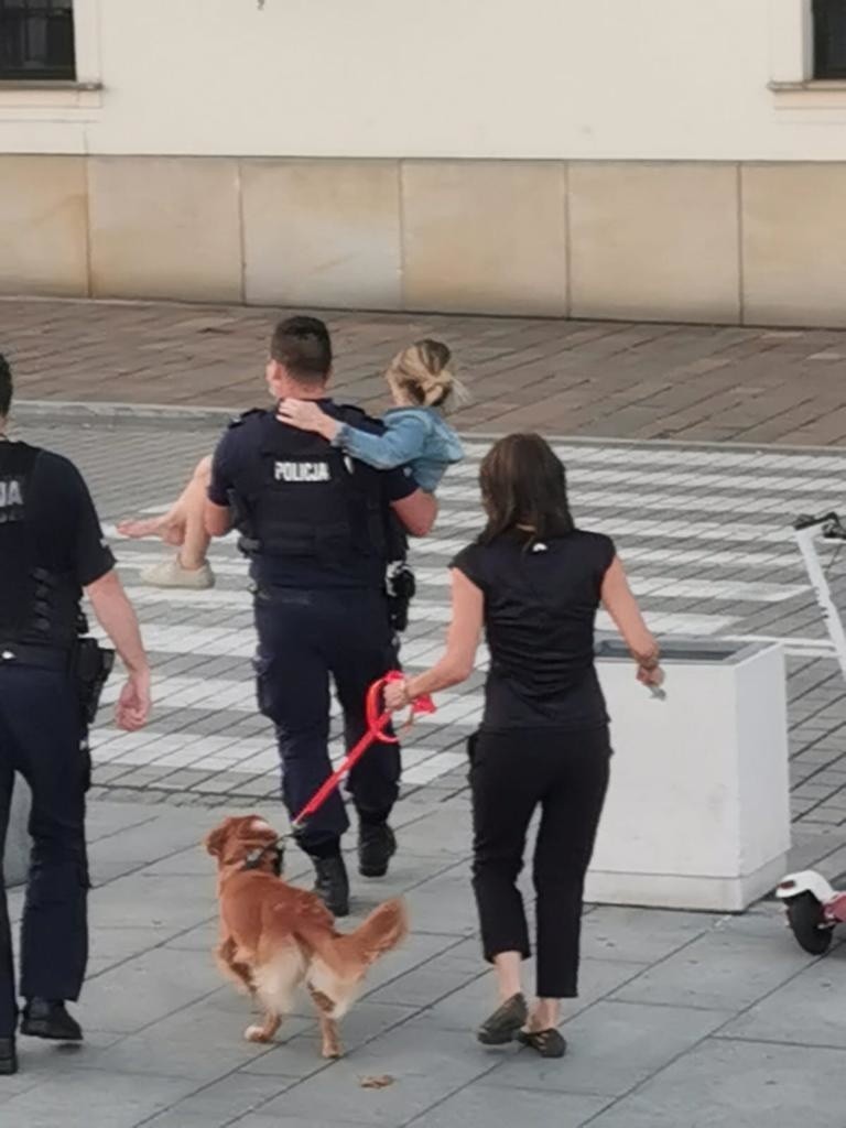 Nietypowa interwencja policji w Krakowie. "Pies nie pozwalał zbliżać się policjantowi"