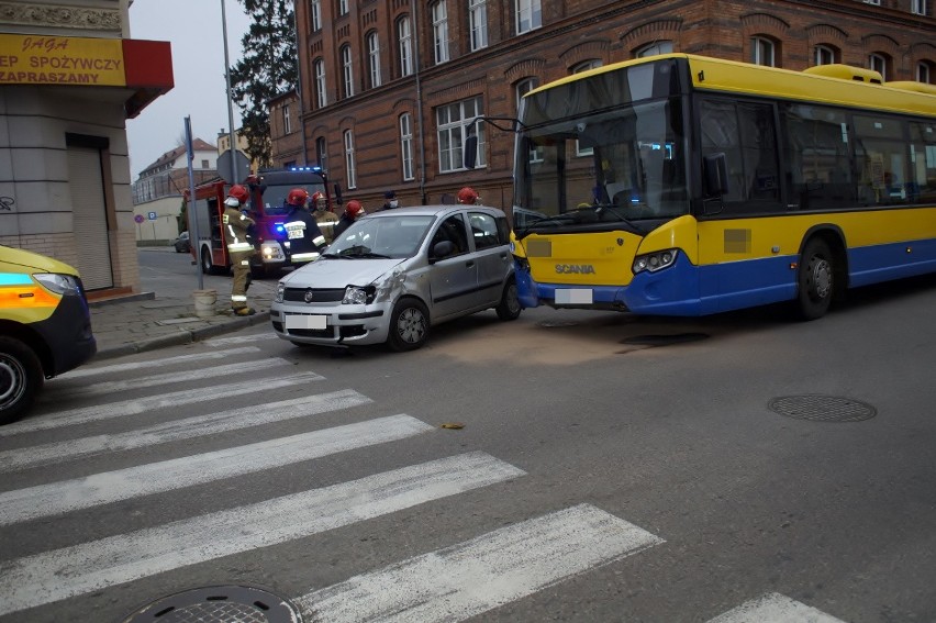 Kolizja osobówki z autobusem MZK na ul. Armii Krajowej w Słupsku [ZDJĘCIA]