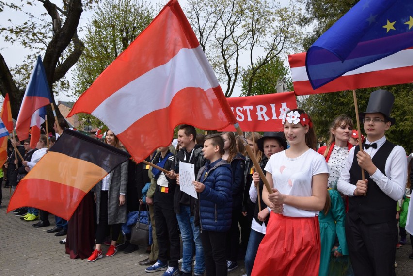 Uczestnicy Parady Schumana prezentowali w rynku flagi państw...
