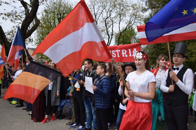 Uczestnicy Parady Schumana prezentowali w rynku flagi państw członkowskich Unii Europejskiej.