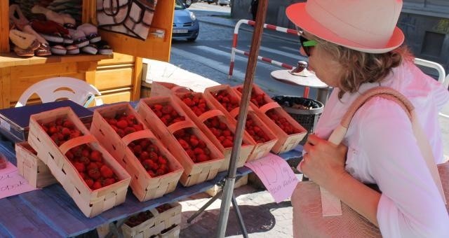 Amatorzy truskawek mogą je już kupować, ale warto pamiętać, że owoce na straganach nie pochodzą z polskich plantacji. Te zaczną dojrzewać najwcześniej na początku czerwca.