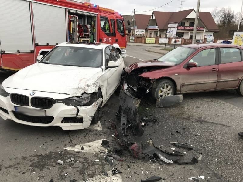 Nowy Sącz. Dwa auta rozbite. Kobieta w zaawansowanej ciąży w szpitalu