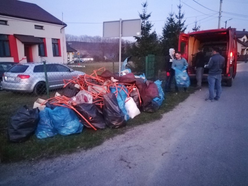 Gmina Koniusza. Uczyli się ekologicznie palić i sprzątali gminę