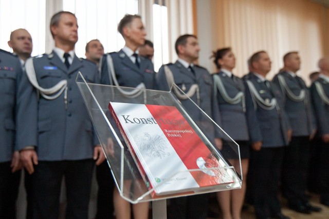 W Komendzie Wojewódzkiej Policji w Bydgoszczy odbyło się uroczyste ślubowanie przyjętych do służby policjantów. W szeregi kujawsko-pomorskiej policji przyjęto 51 policjantów. Po zakończeniu szkolenia podstawowego w Szkole Policji w Pile funkcjonariusze wrócą do naszego województwa: 27 do Bydgoszczy, 5 do Torunia, po 3 do Nakła i Świecia, po 2 do Chełmna, KWP i Oddziału Prewencji Policji, po jednym do Włocławka, Aleksandrowa, Golubia-Dobrzynia, Lipna i Żnina.W trakcie ślubowania – w uznaniu szczególnych osiągnięć w popularyzowaniu tradycji i dokonań Policji - wojewodzie Mikołajowi Bogdanowiczowi wręczono Medalu Stulecia Utworzenia Policji Państwowej.Podczas uroczystości wręczono także Złote, Srebrne i Brązowe Medale za Długoletnią Służbę przyznane przez Prezydenta RP. Więcej zdjęć >>>Smaki Kujaw i Pomorza odcinek 13