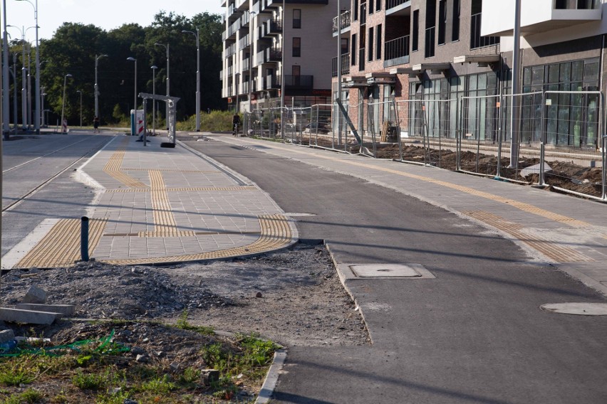 Nowa ścieżka rowerowa na Popowice. Ludzie już korzystają, choć to wciąż plac budowy