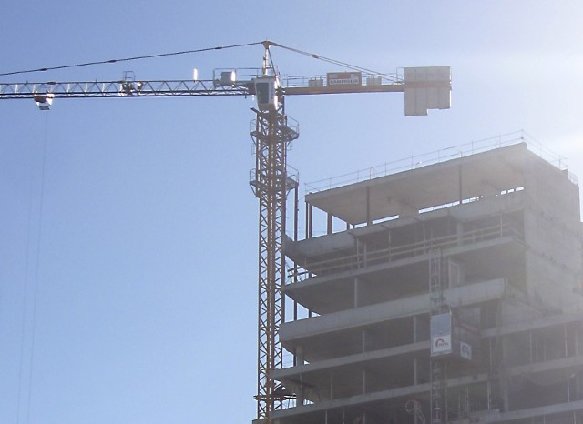 Budowa bloku mieszkalnegoDla firm budowlanych najłatwiejszym do wprowadzenia wymogiem narzuconym przez nową ustawę deweloperską będzie prospekt informacyjny.