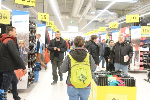 Decathlon i Auchan prowadzą w Polsce sprzdaż używanych sprzętów sportowych i ubrań. To pilotażowy program. Czy przyjmie się w naszym kraju? O tym przekonamy się za jakiś czas, ale eksperci są zgodni co do tego, że do 2029 roku globalny rynek odzieży second-hand ma być większy niż fast fashion.WIĘCEJ NA KOLENYCH STRONACH>>>